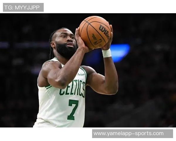 杰伦布朗轻松发挥9投5中贡献15分7篮板4助攻展现全能实力